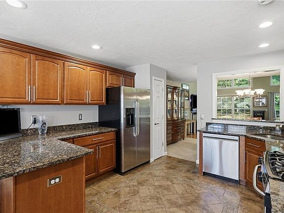 4th image of 24 Silver Pines Blvd
