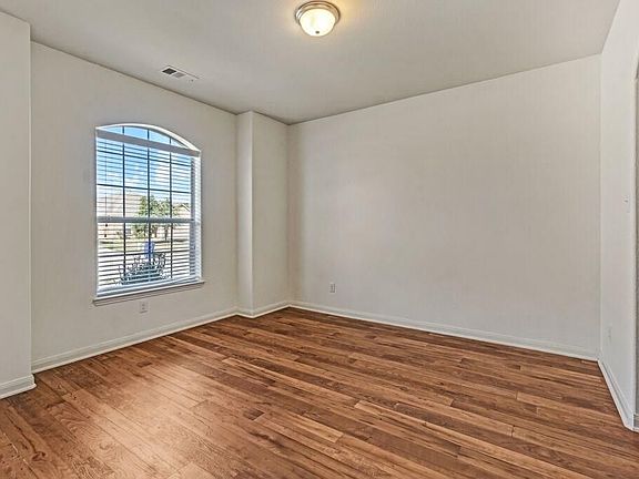 4th image of 2113 Mulberry Dr