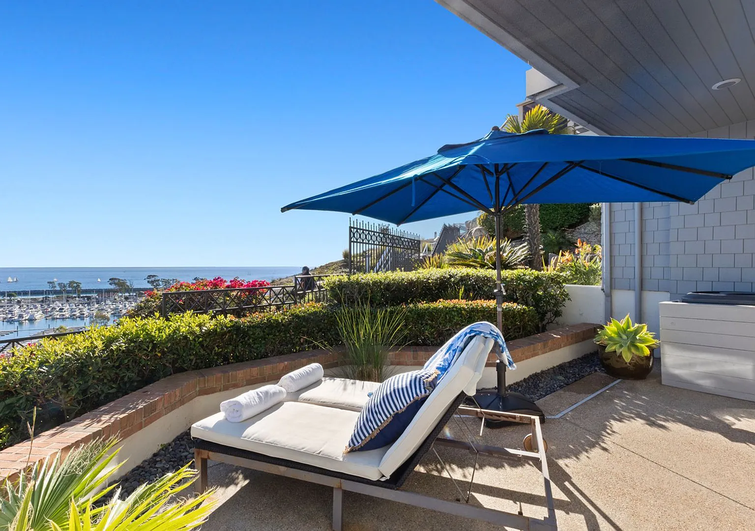 Luxury Executive Coastal Residence — Photo 3