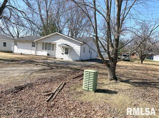 20 Melrose Ln, Lewistown, IL 61542