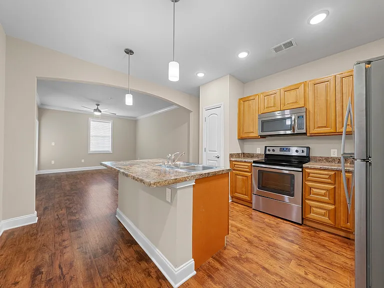 Mount Victor Olde Towne Luxury Apartments — Photo 53