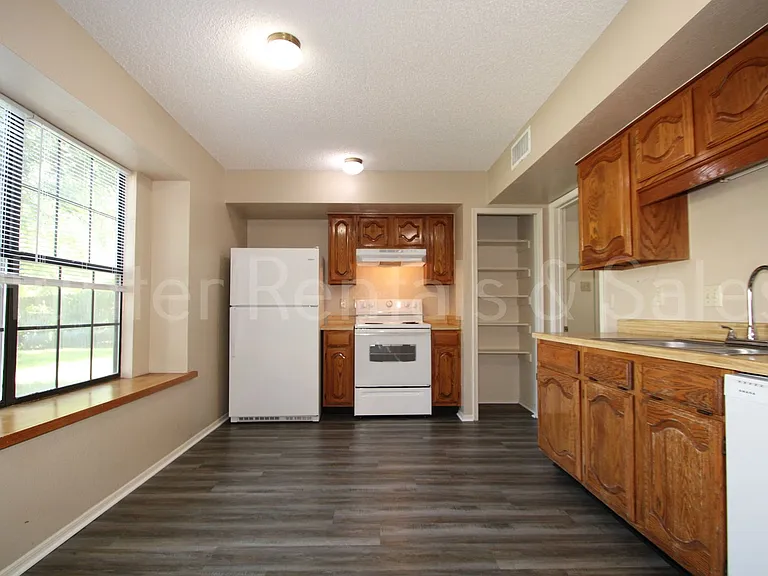 1905 Meadowbrook Dr — Photo 7