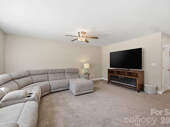 3rd image of 9 Half Moon Dr