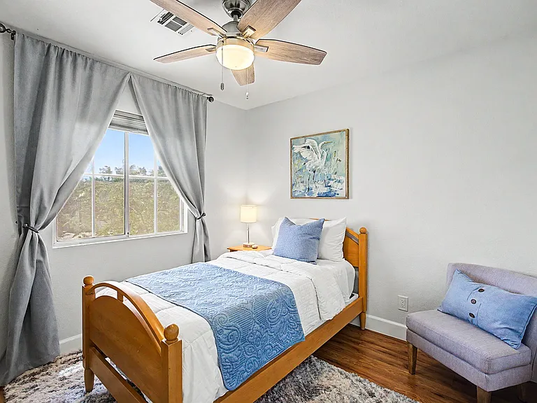 2025 Shining Feather Ln — Photo 31