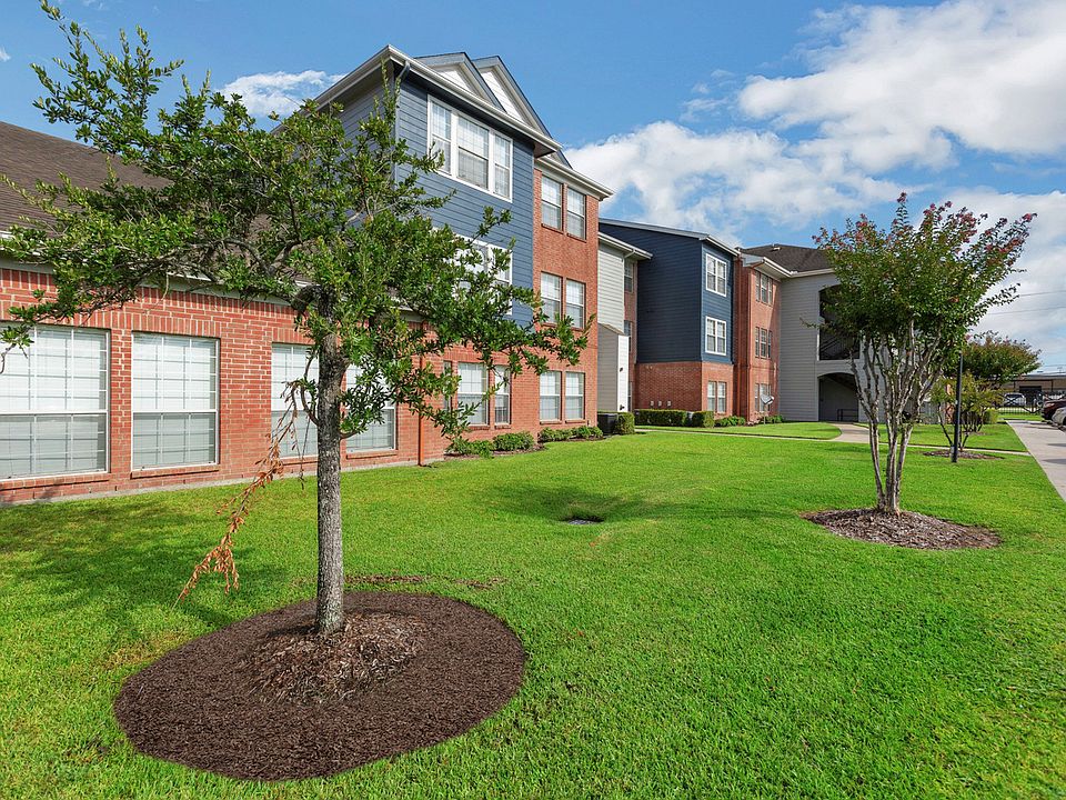 Exterior shot of the apartments at Humble Memorial Gardens, showcasing the building and surrounding landscape in Humble, TX.