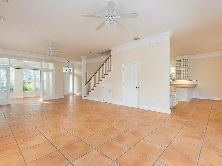 1607 Deleon St — Photo 9
