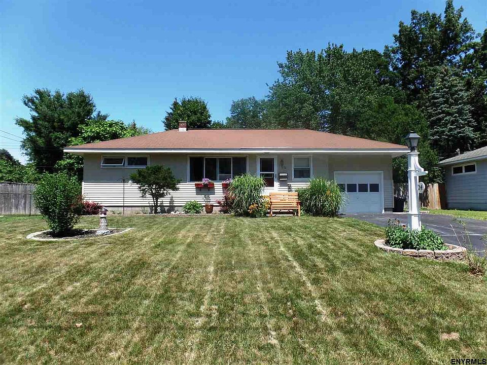 1st image of 34 Loralee Dr
