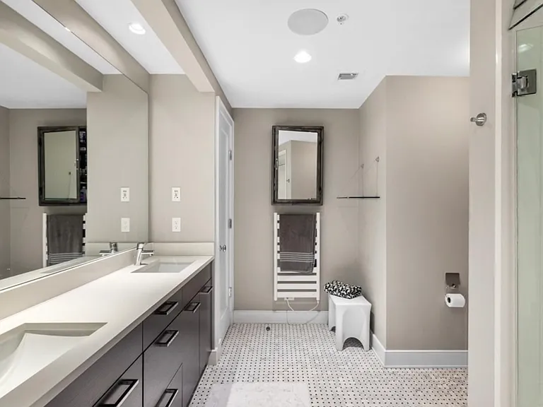 407 W 1st St #302 — Photo 12