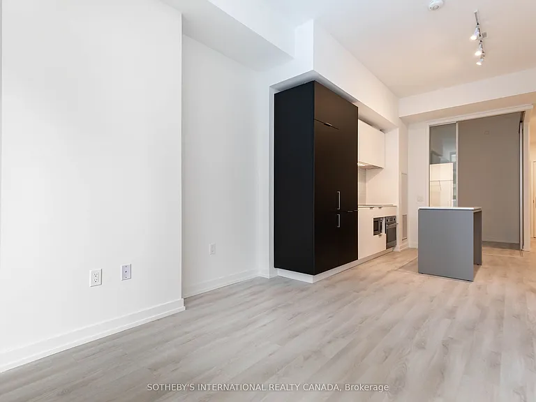 33 Helendale Ave #403 — Photo 3