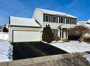 2618 Fieldview Dr, Macungie, PA 18062