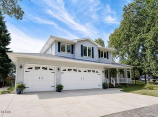320 Peterson Dr, Devils Lake, ND 58301