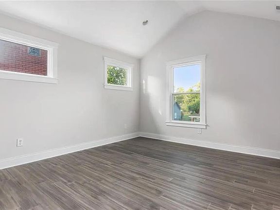 4th image of 913 N Temple Ave