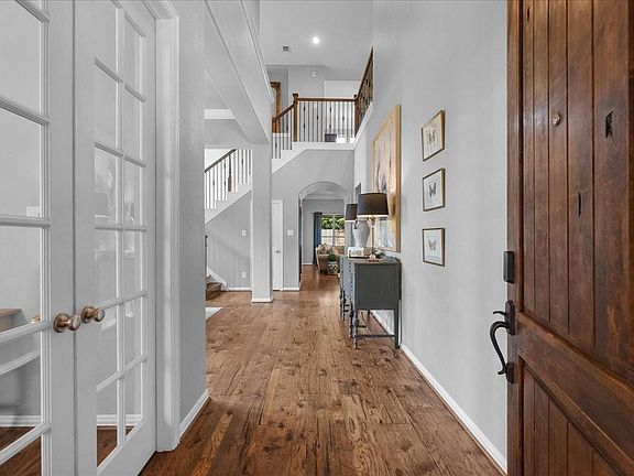 2nd image of 904 Cozy Hollow Ct