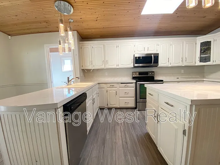 1319 Kelglen Cres #A — Photo 4
