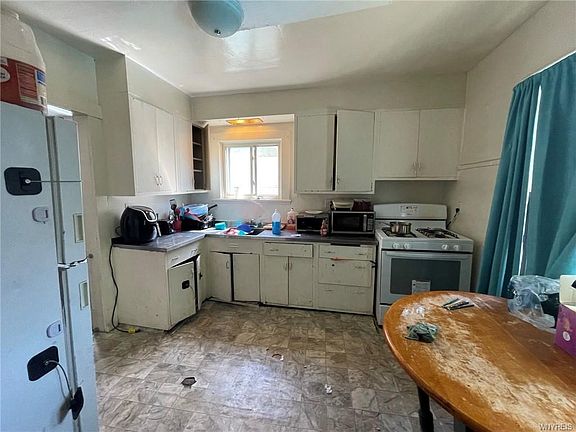 4th image of 325 Hewitt Ave
