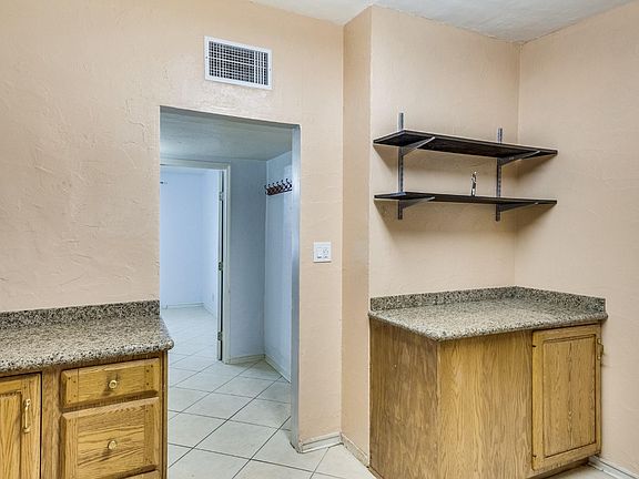 4th image of 2932 E Beverly Dr