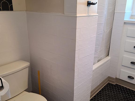 Bathroom, Toilet and Shower/Tub