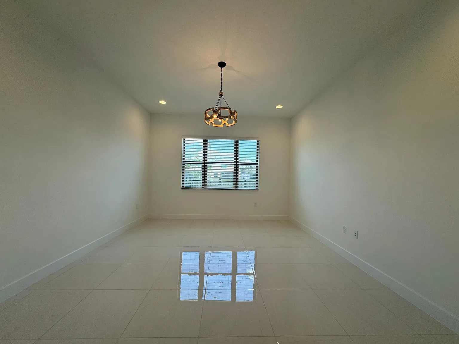 4 bed, 2700 sqft, $4,600 — Photo 4