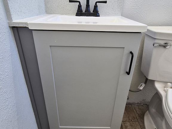 4th image of 641 S Gerhart Ave #645