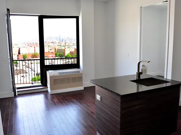 991 Willoughby Avenue image 1 of 8