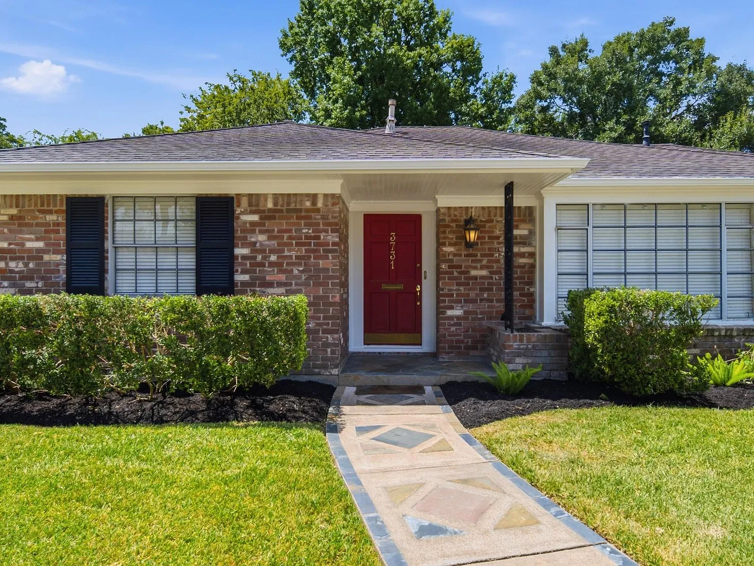 3 bed, 2.0 bath, 1899 sqft, $2,799 — Photo 3