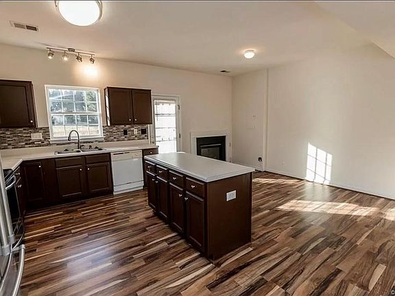 3rd image of 9826 Magnolia Pointe Cir