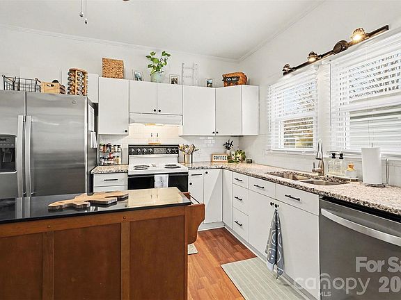 4th image of 214 E 11th St