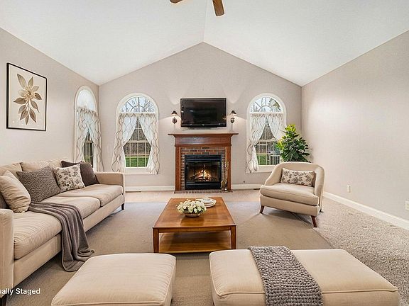 4th image of 365 Newton Ln