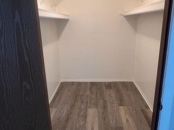 3rd image of 7624 Manor Cir