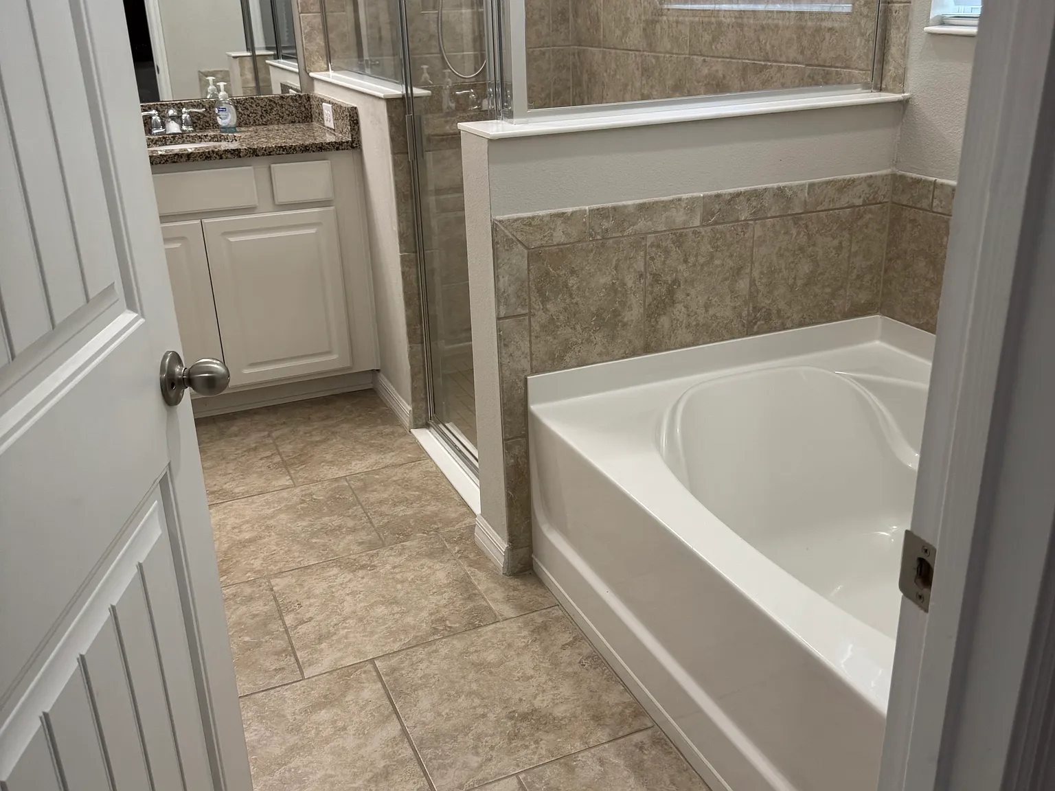 4 bed, 3.5 bath, 2787 sqft, $875 — Photo 2