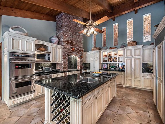 4th image of 2823 N Las Posas Cir
