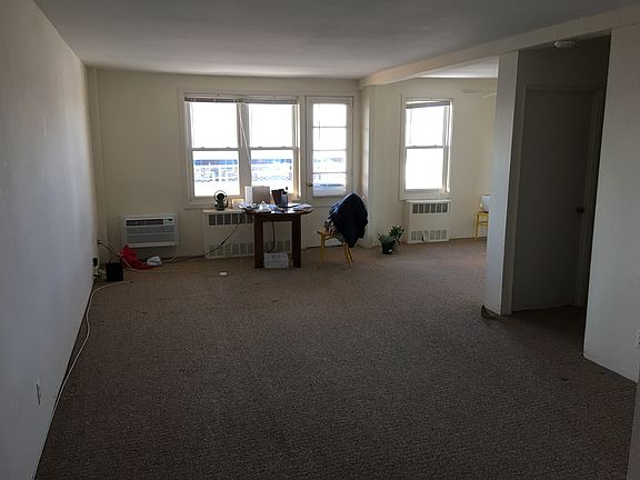 Large Studio with Tons of Natural Lighting