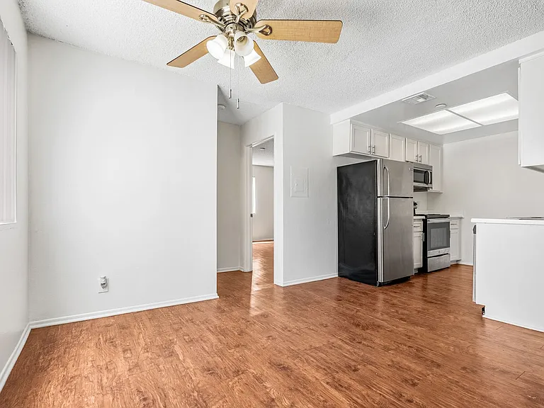 Monrovia Villas Apartments — Photo 18