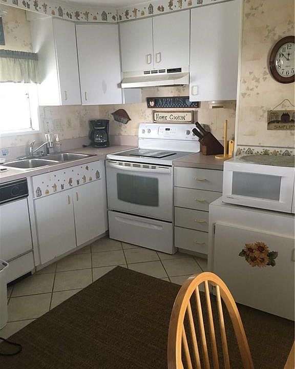 1st image of 311 NE Tropicalia Ln
