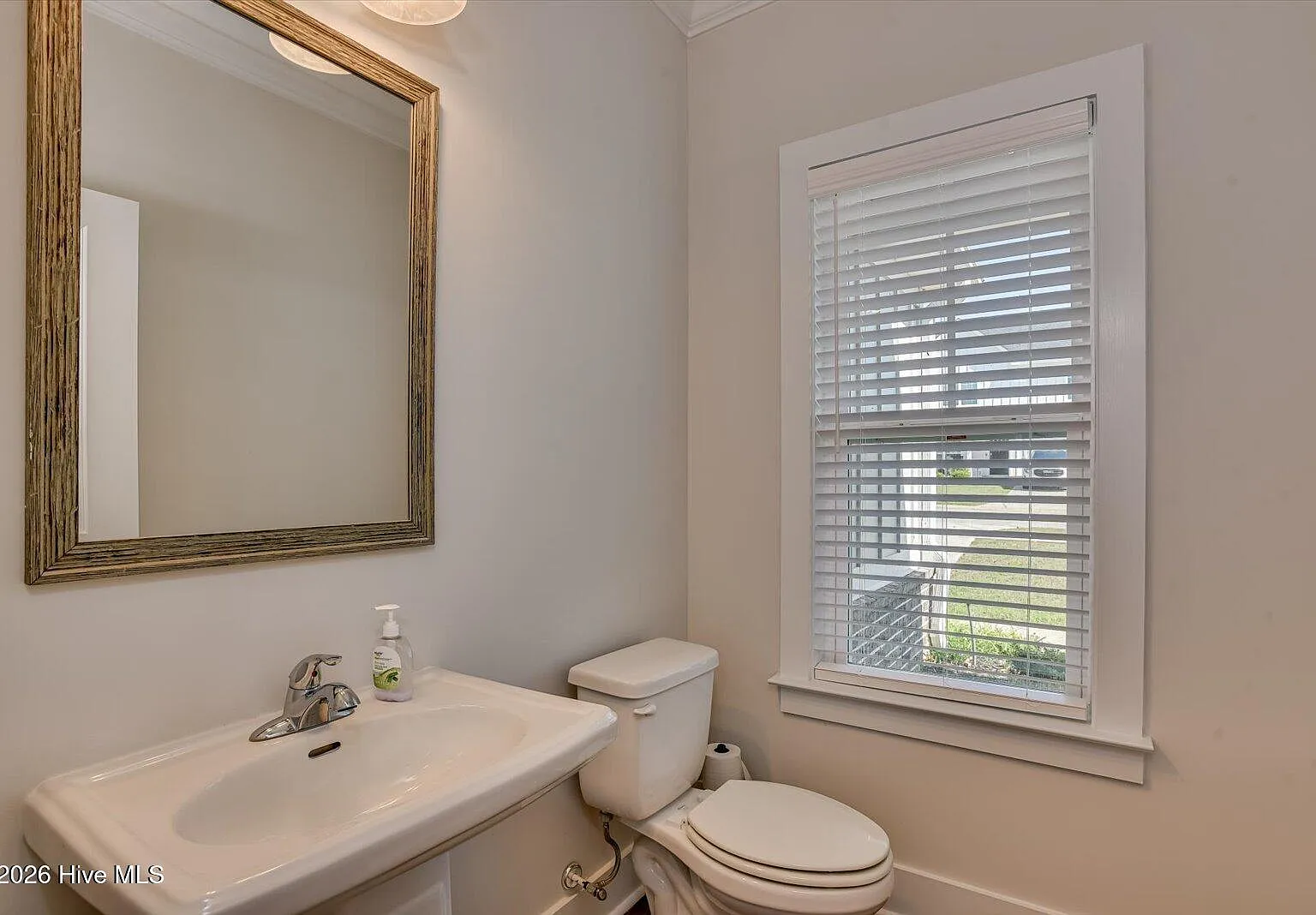 4 bed, 3.5 bath, 2432 sqft, $3,300 — Photo 3