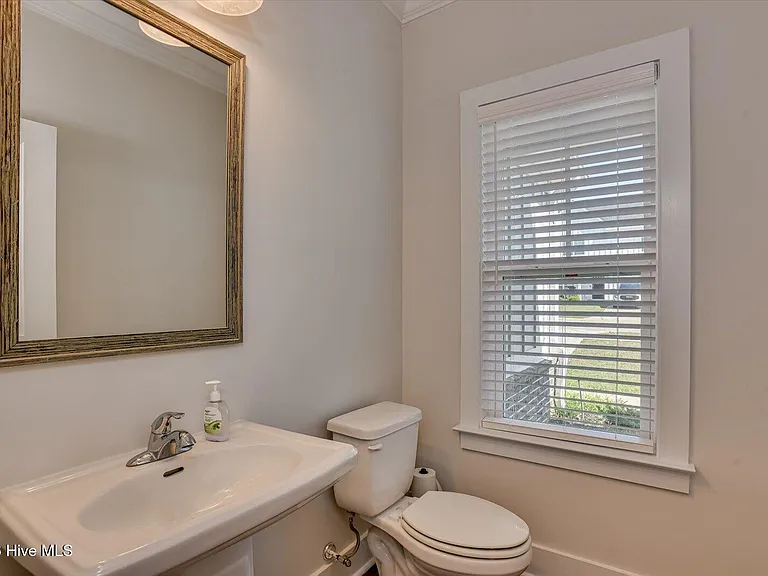 409 Barrow Ln — Photo 3