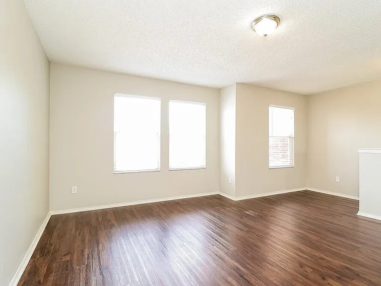 8737 Hunters Point Way — Photo 15