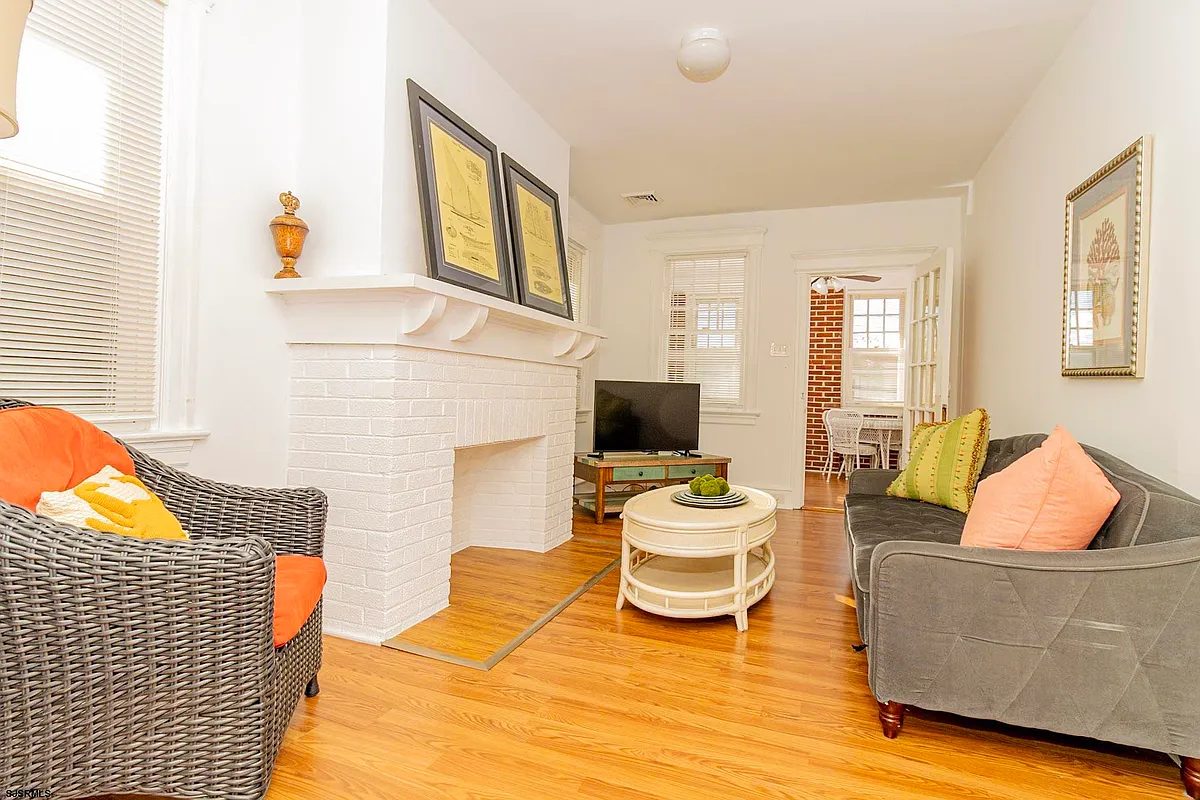 Building Photo - 5 N Newport Ave #B