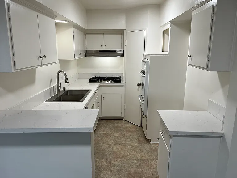 202 N Clark Dr #202 — Photo 5