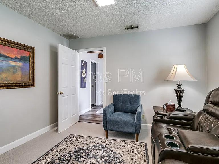 725 W Purnell St #A — Photo 7