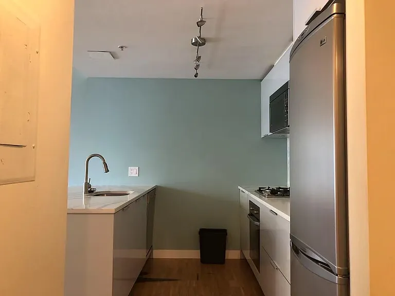128 Cordova St W #14F — Photo 2