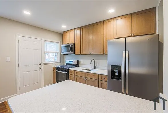 1554 Pentwood Rd — Photo 2