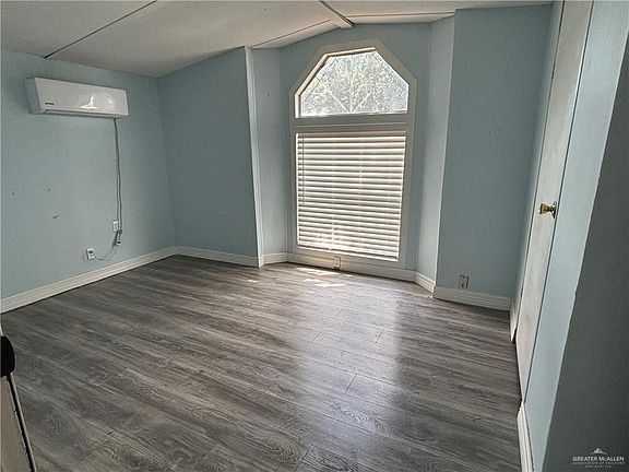 5th image of 910 Violet Dr