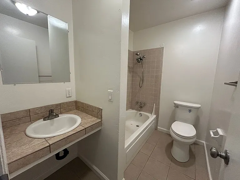 890 E 9th St — Photo 33