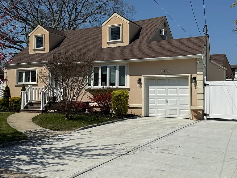 195 N Wisconsin Ave — Photo 1