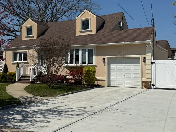 195 N Wisconsin Ave, Massapequa, NY 11758