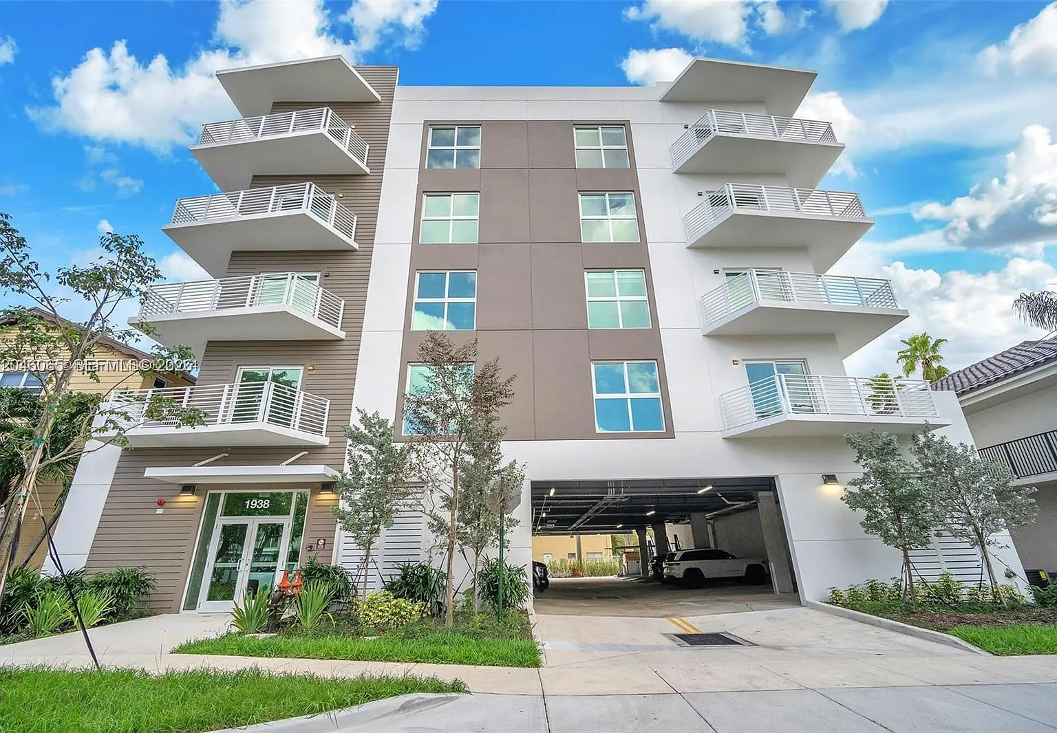 1 bed, 1.0 bath, 976 sqft, $2,400 — Photo 2