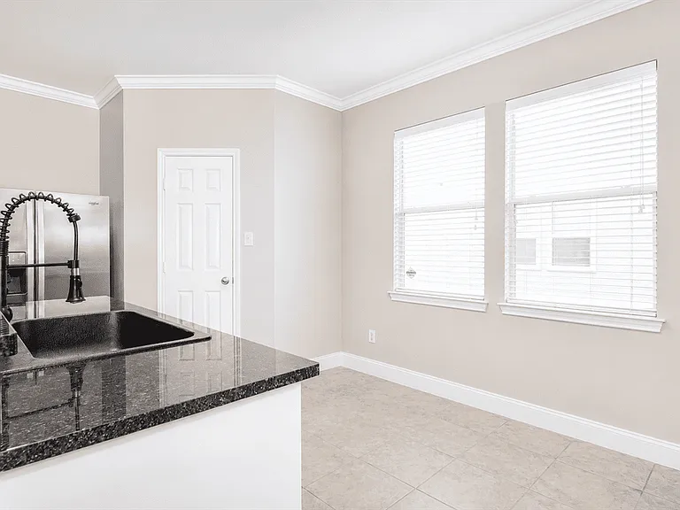 1720 Elgin St — Photo 4