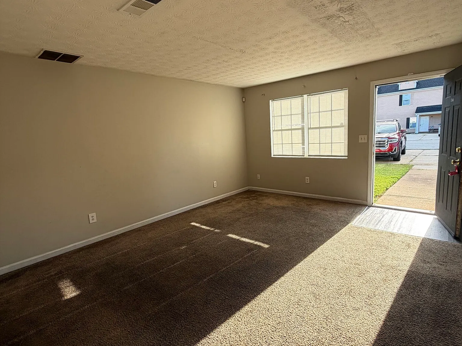 3 bed, 2.5 bath, $1,230 — Photo 2