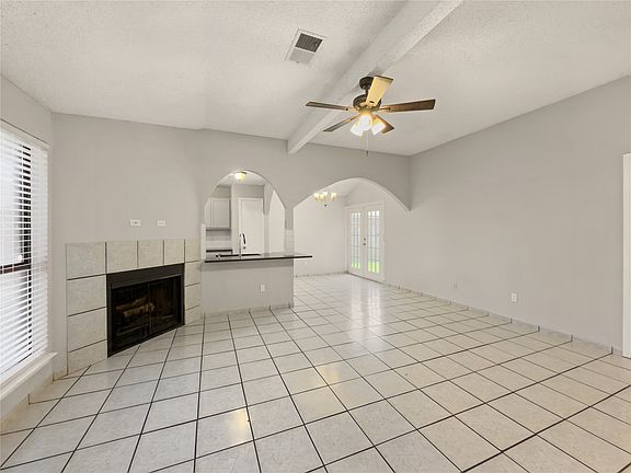4th image of 614 Red Coat Ln